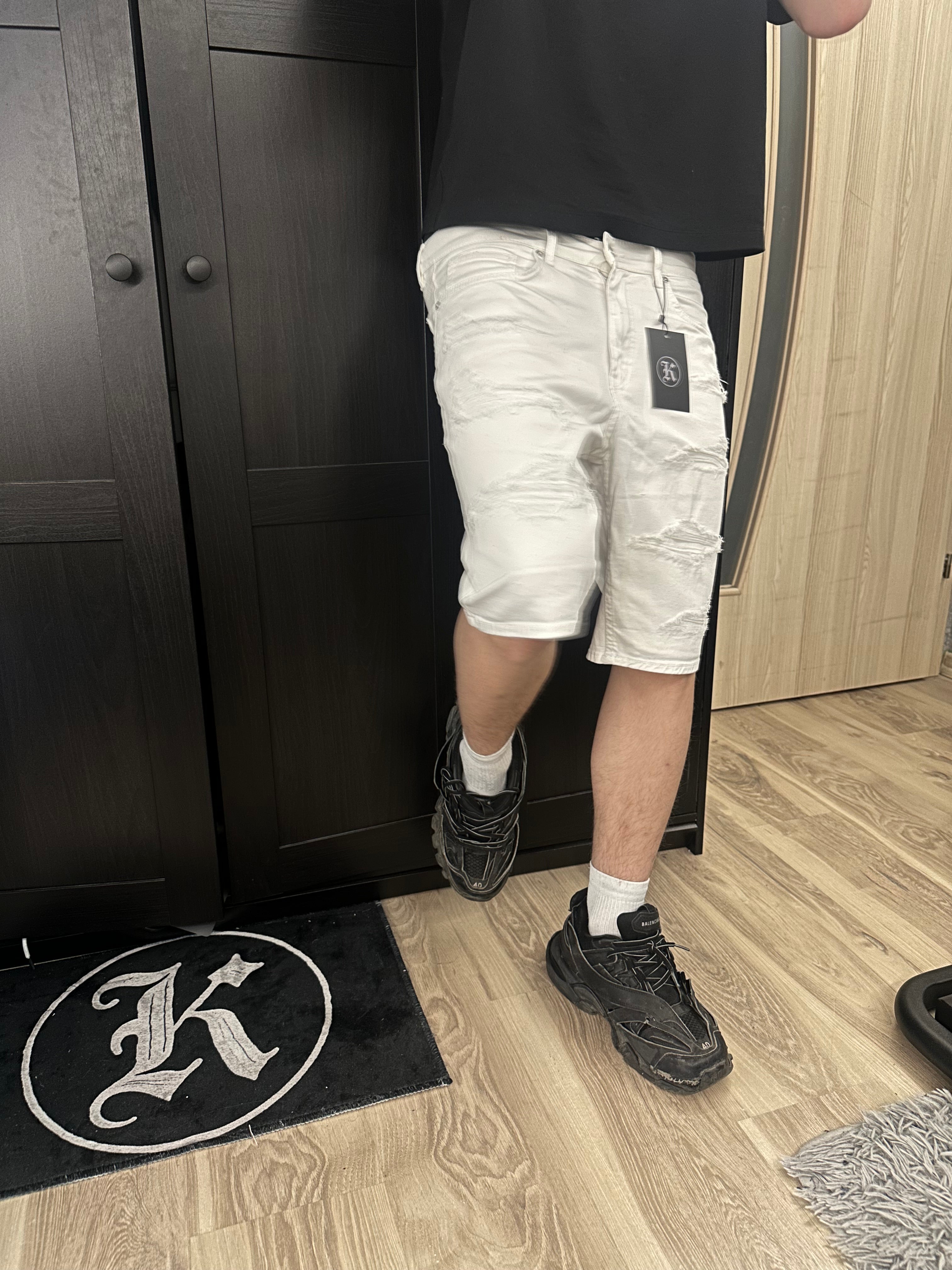 spodnie slim fit shorts white