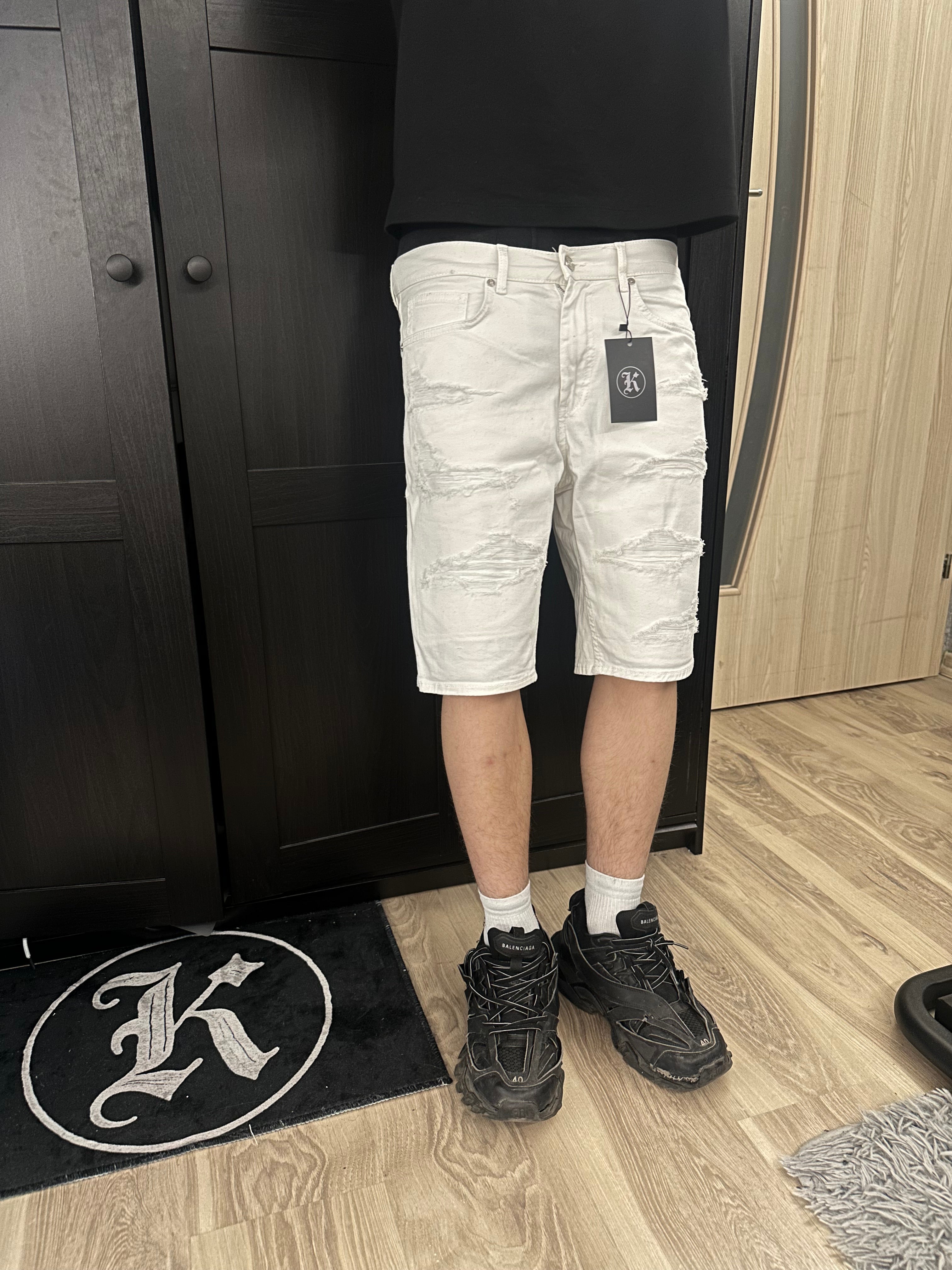 spodnie slim fit shorts white